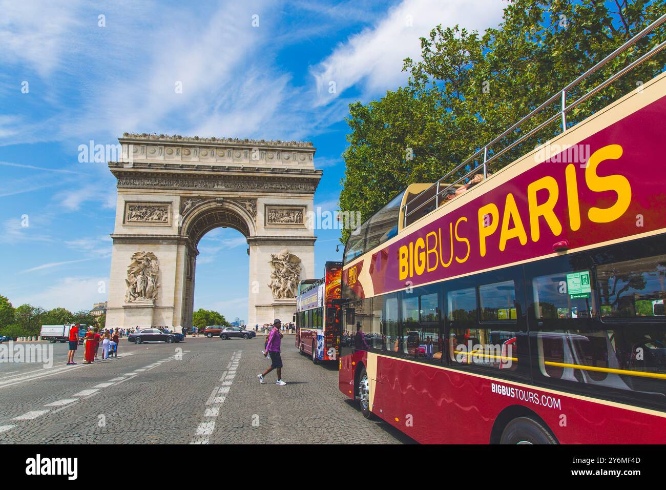 France, Paris, place Charles-de-Gaulle, anciennement place de l'etoile, Arc de Triomphe de l'etoile. Touristes prenant des selfies sur la route. Big bus Tours Pa Banque D'Images