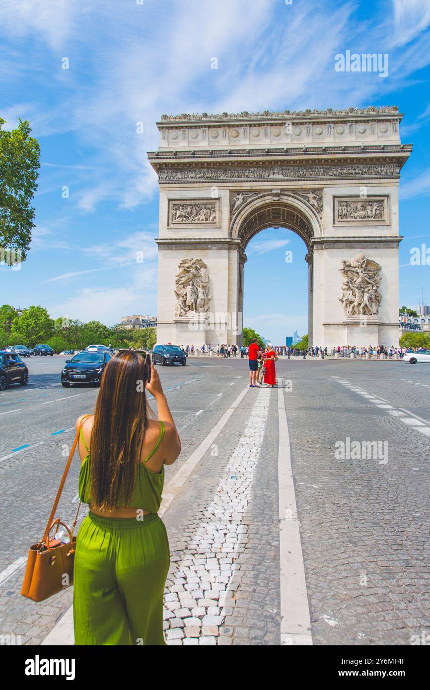France, Paris, place Charles-de-Gaulle, anciennement place de l'etoile, Arc de Triomphe de l'etoile. Touristes prenant des selfies sur la route. Banque D'Images