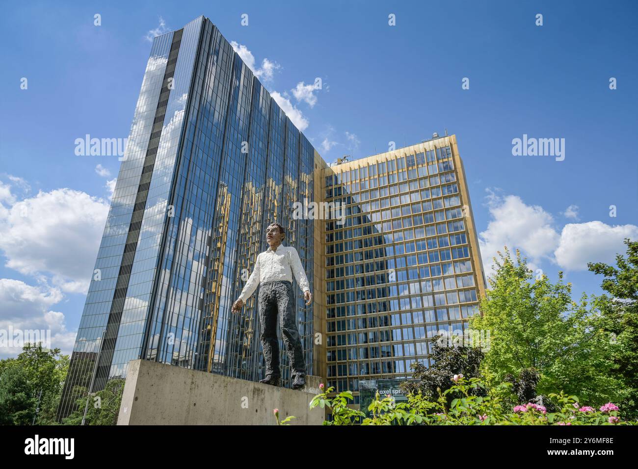 Skulptur Balanceakt von Stephan Balkenhol, Springer-Verlag, Axel-Springer-Straße, Zimmerstraße, Kreuzberg, Friedrichshain-Kreuzberg, Berlin, Deutschland *** sculpture Balanceakt de Stephan Balkenhol, Springer Verlag, Axel Springer Straße, Zimmerstraße, Kreuzberg, Friedrichshain Kreuzberg, Berlin, Allemagne Banque D'Images