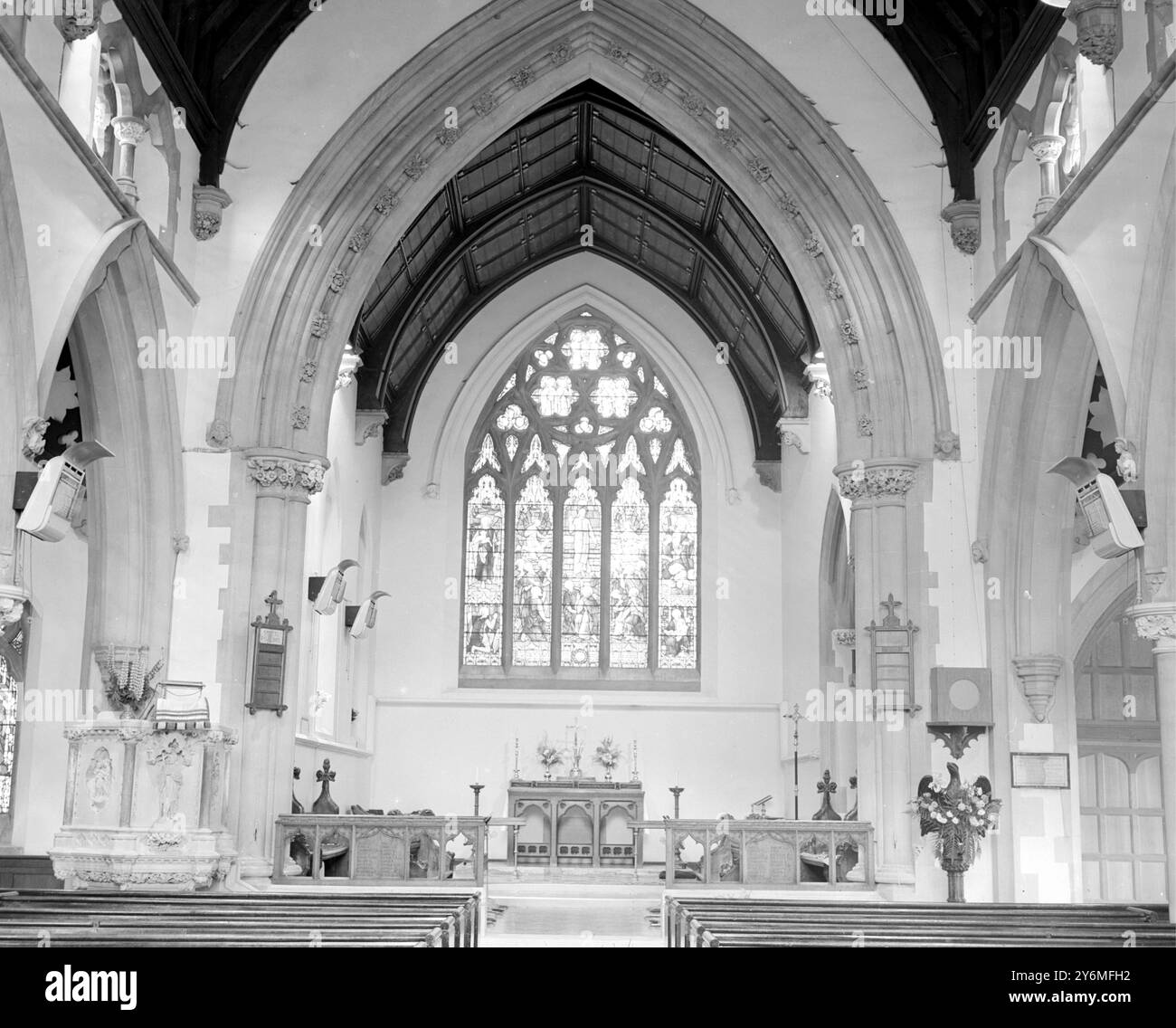 Vitrail et intérieur de l'église Greenhithe. 29 mai 1954 Banque D'Images