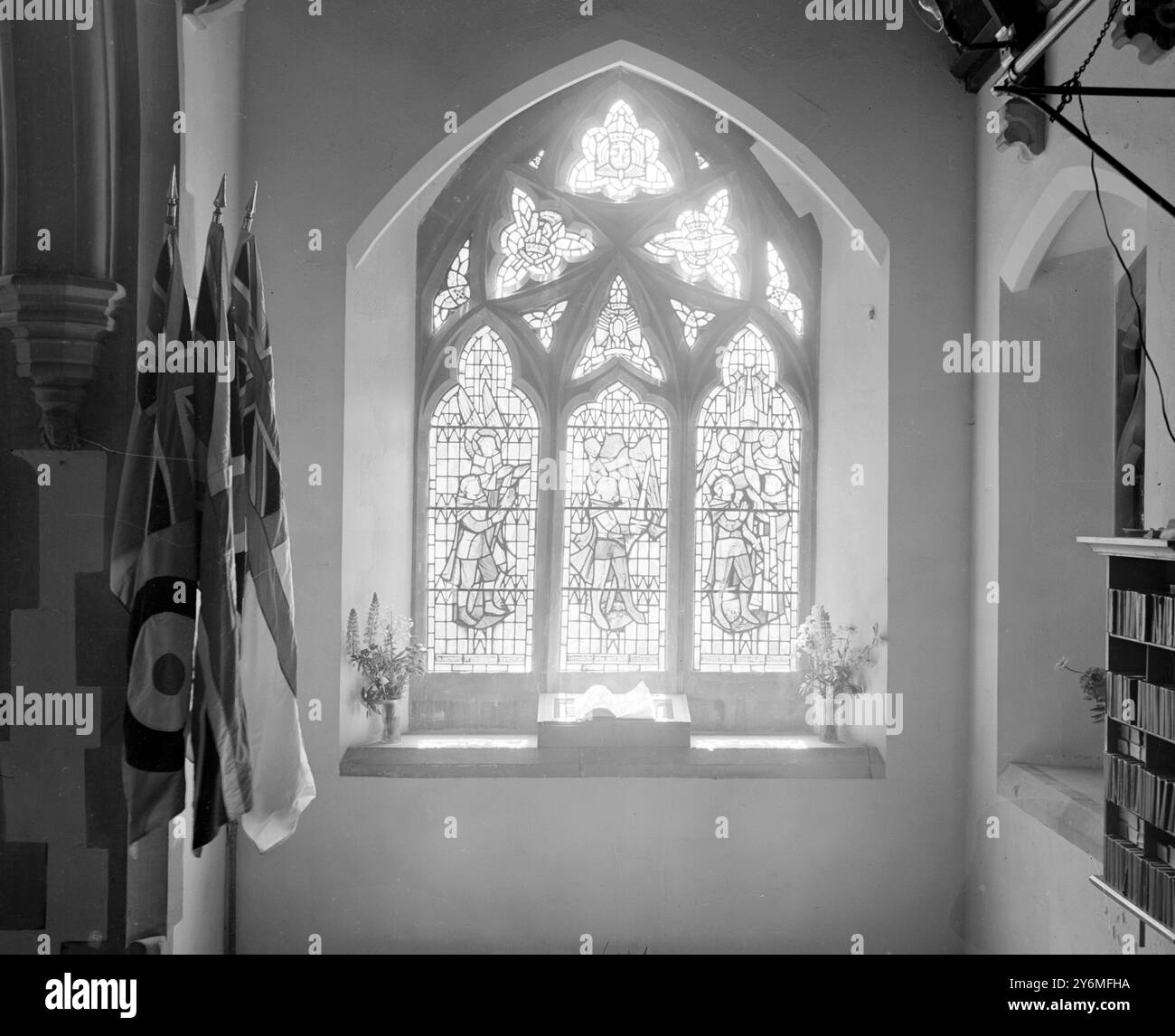 Vitrail et intérieur de l'église Greenhithe. 29 mai 1954 Banque D'Images