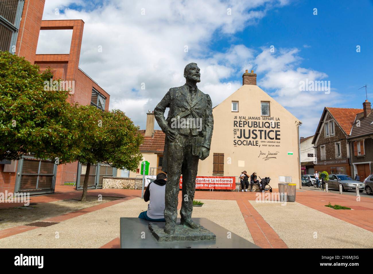 France, ile-de-France, Yvelines, region, ile-de-France, trappesLa statue de Jean-Jaurès sur la place Jean-Jaurès Banque D'Images
