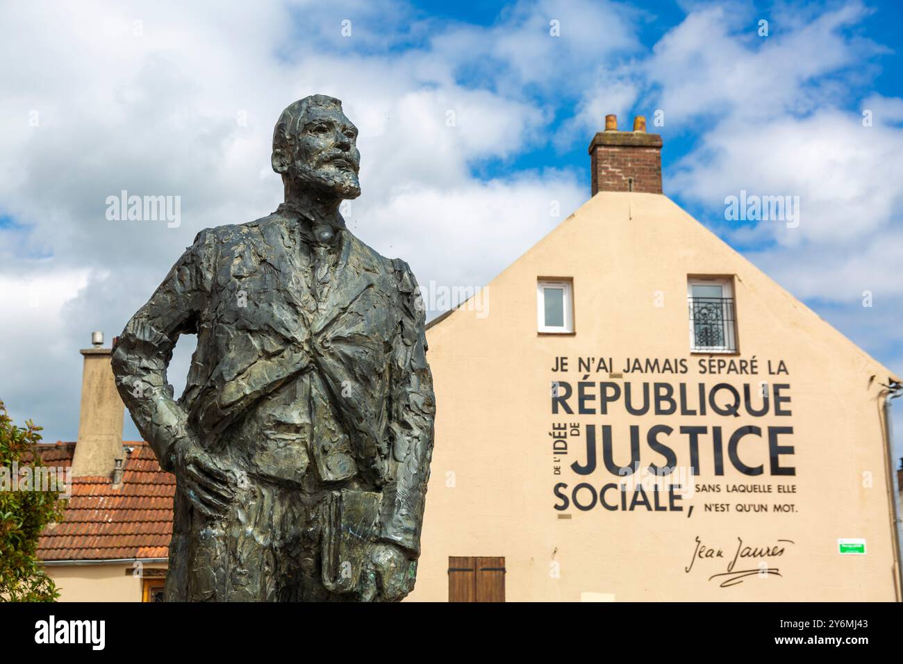 France, ile-de-France, Yvelines, region, ile-de-France, trappesLa statue de Jean-Jaurès sur la place Jean-Jaurès Banque D'Images