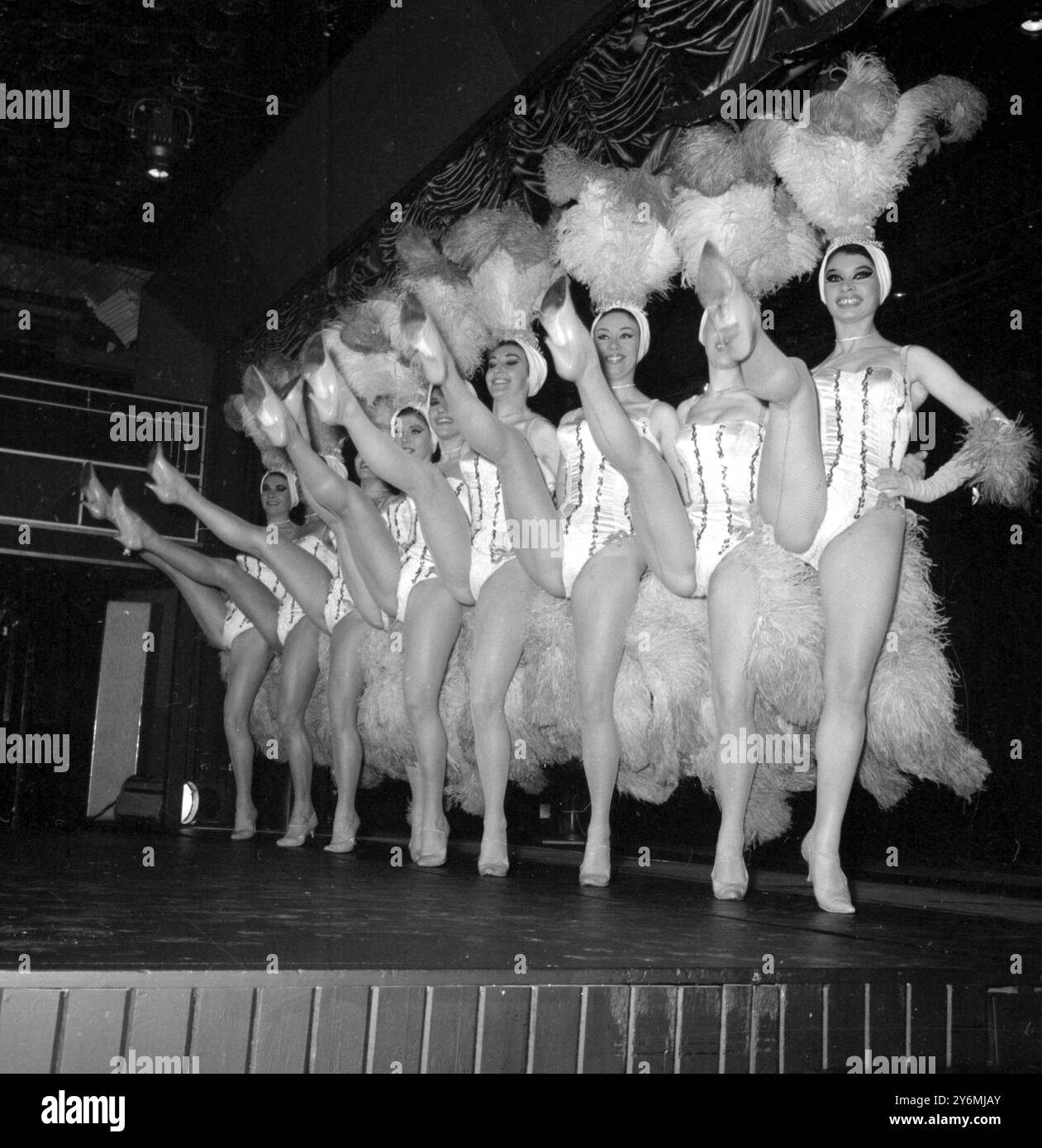 Londres : Leggy line up dans London Night spot. Les filles sont danseuses dans la dernière production d'Al Barnett au Pigalle Theatre-Restaurant à Piccadilly à Londres. Quelques-unes des 50 compagnies fortes de chanteurs et danseurs ramenées en Angleterre par Alfredo Alaria, le plus grand producteur / chorégraphe d'Amérique du Sud pour le spectacle, tour du monde en 70 minutes qui durera six mois. 16 février 1965 Banque D'Images