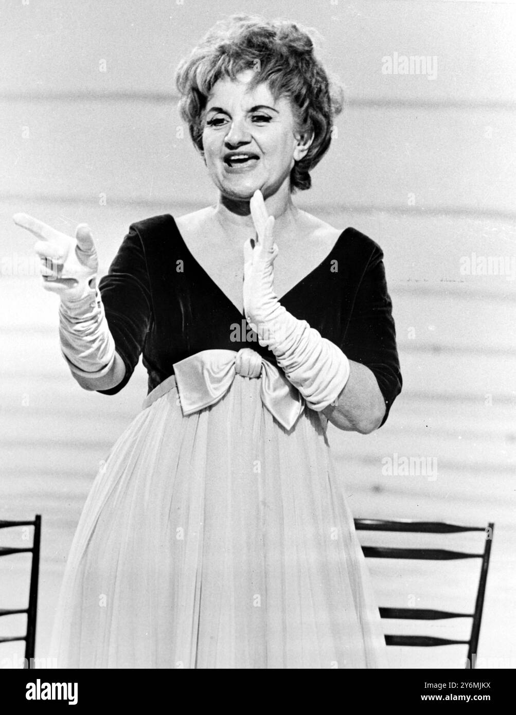 Londres : L'actrice Hermione Gingold la reine de la revue intime en Grande-Bretagne avant son départ pour jouer dans American Theatre, films et télévision, images lors de sa propre série sur BBC-2 Channel de Britian. 17 décembre 1965 Banque D'Images