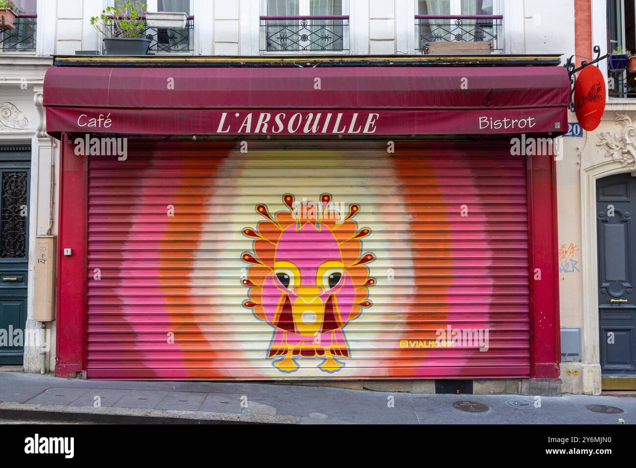 France, Ile-de-France, Paris, Montmartre café rideau de fer coloré, bistrot, Arsouille Banque D'Images