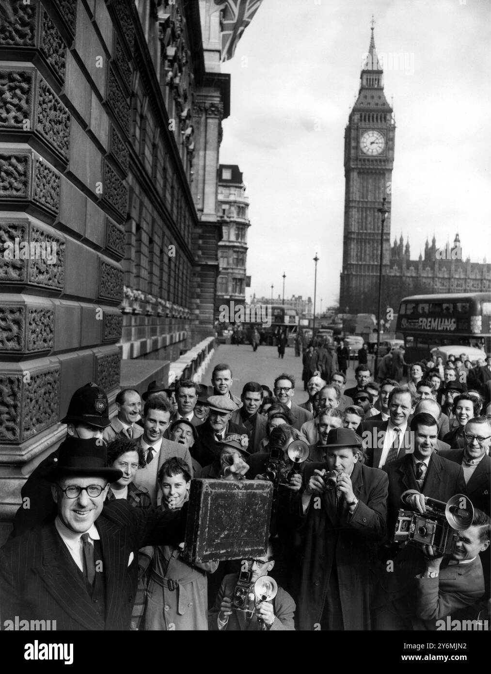 M. Derick Heathcoat Amory, Chancelier de l'Échiquier, a Big Ben et les chambres du Parlement comme toile de fond comme - boîte rouge disptach en main - il quitte le Trésor à Great George Street pour présenter son budget aux communes le 4 avril 1960 Banque D'Images