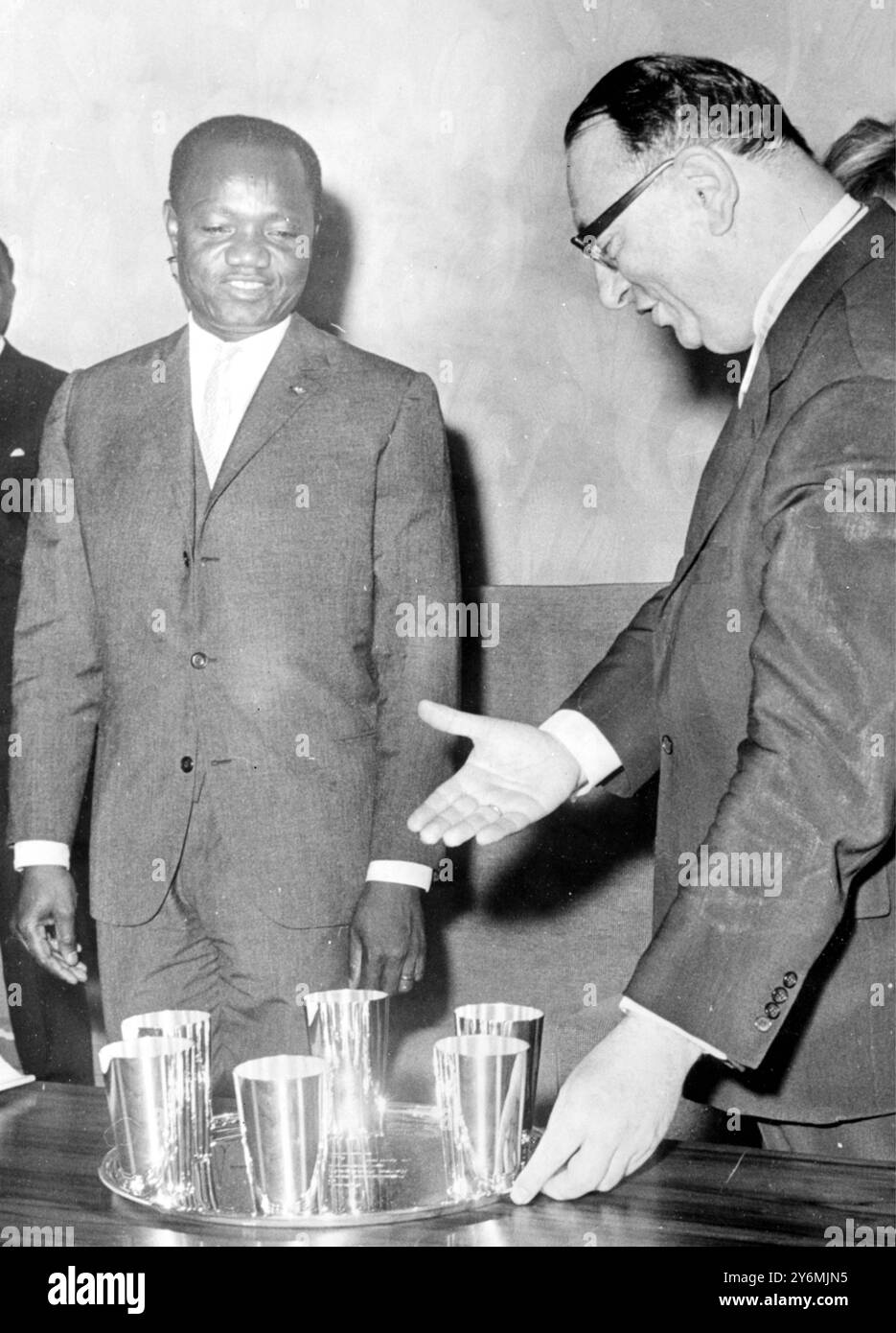 Tchad : le maire de Berlin Heinrich Albertz (à droite) présente un plateau en argent inscrit et un ensemble de tasses en argent au président tchadien François Tombalbaye après que ce dernier ait signé le Livre d'Or à la mairie de Berlin le 14 avril. 17 avril 1967 Banque D'Images