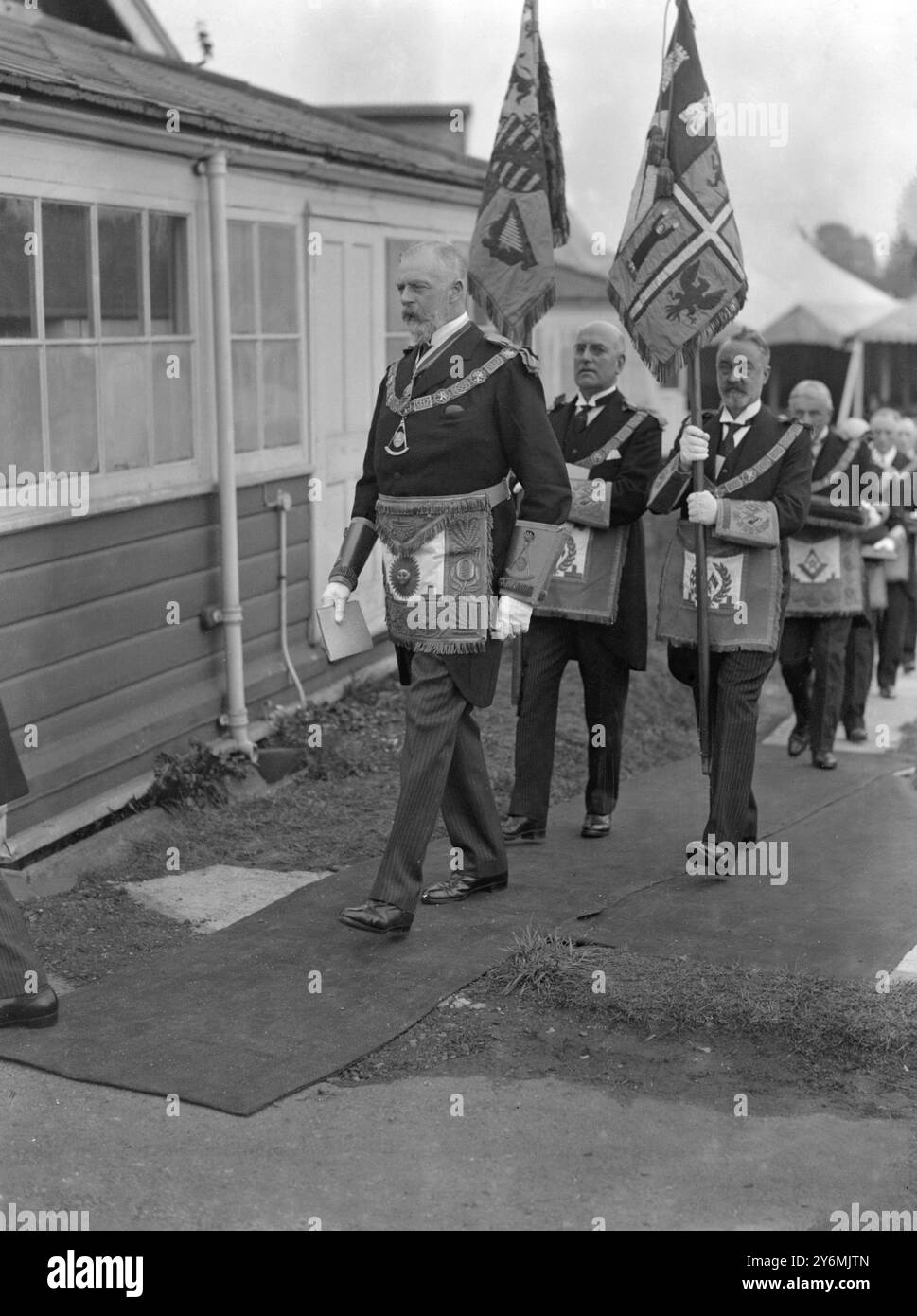 Une cérémonie maçonnique complète a été observée lorsque Lord Ampthill a posé la première pierre du nouvel hôpital à Alton. 1929 Banque D'Images
