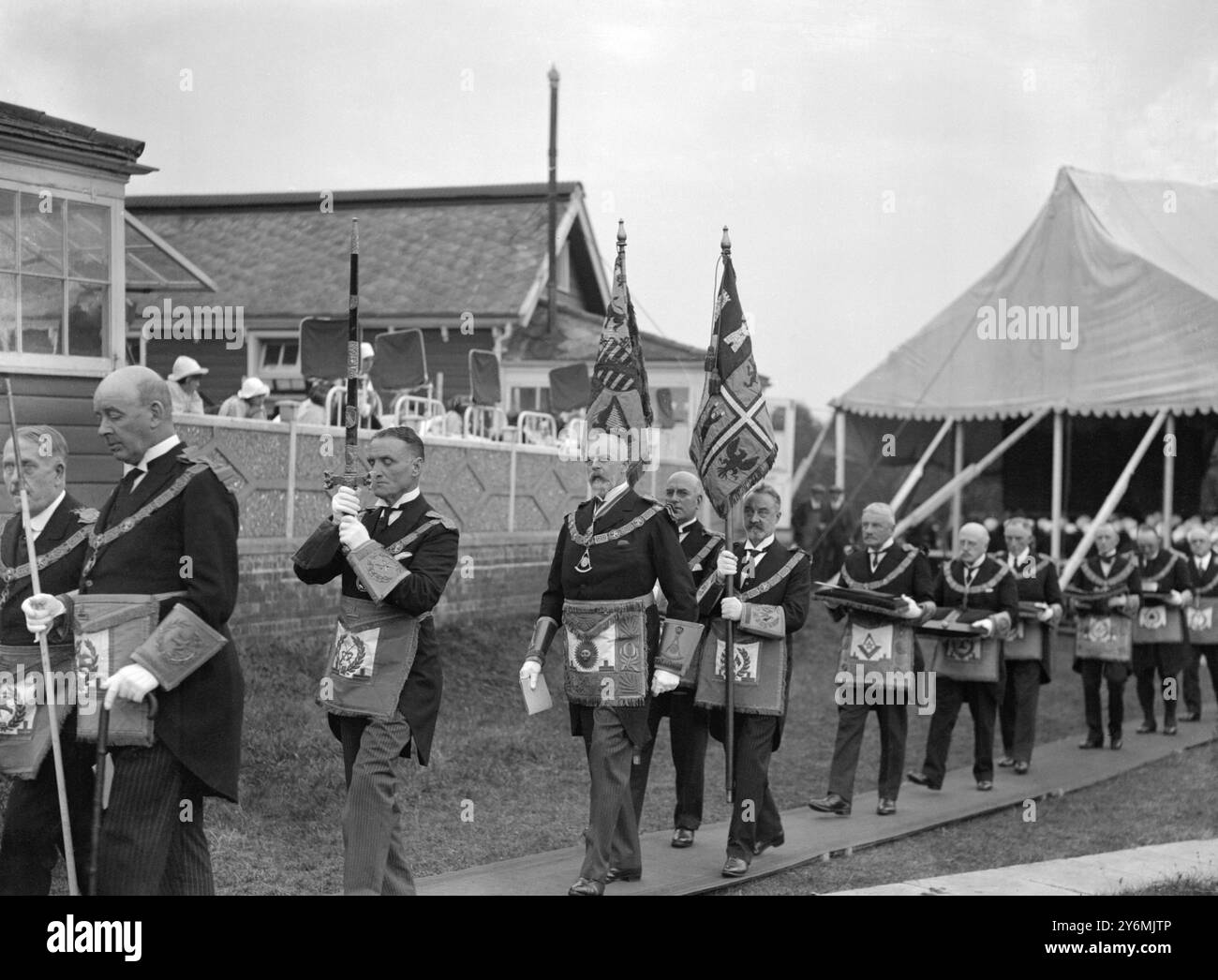 Une cérémonie maçonnique complète a été observée lorsque Lord Ampthill (devant des bannières) a posé la première pierre du nouvel hôpital à Alton. 22 octobre 1929 Banque D'Images