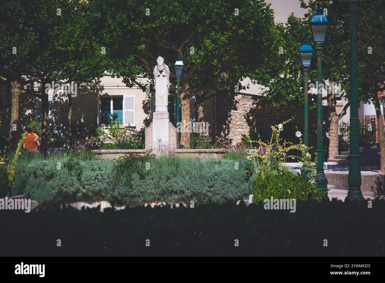 France, ile-de-France, Paris, Montmartre. Square Suzanne Buisson, statue de Saint-Denis Banque D'Images