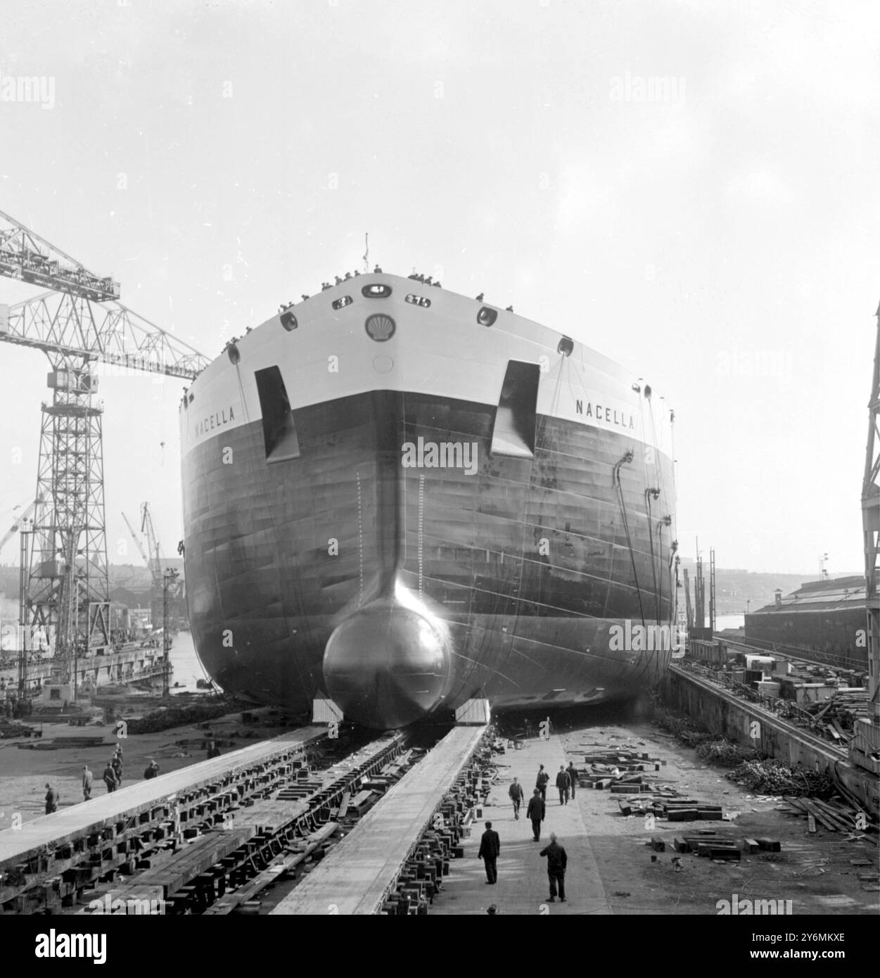 Wallsend-on-Tyne, Angleterre : le pétrolier de 115 250 tonnes 'Nacella' glisse dans le manège au chantier naval de Cygne Hunter et tyne Shipping builders Limited ici hier. Le navire a été construit pour la société écran allemande. 29 mars 1969 Banque D'Images