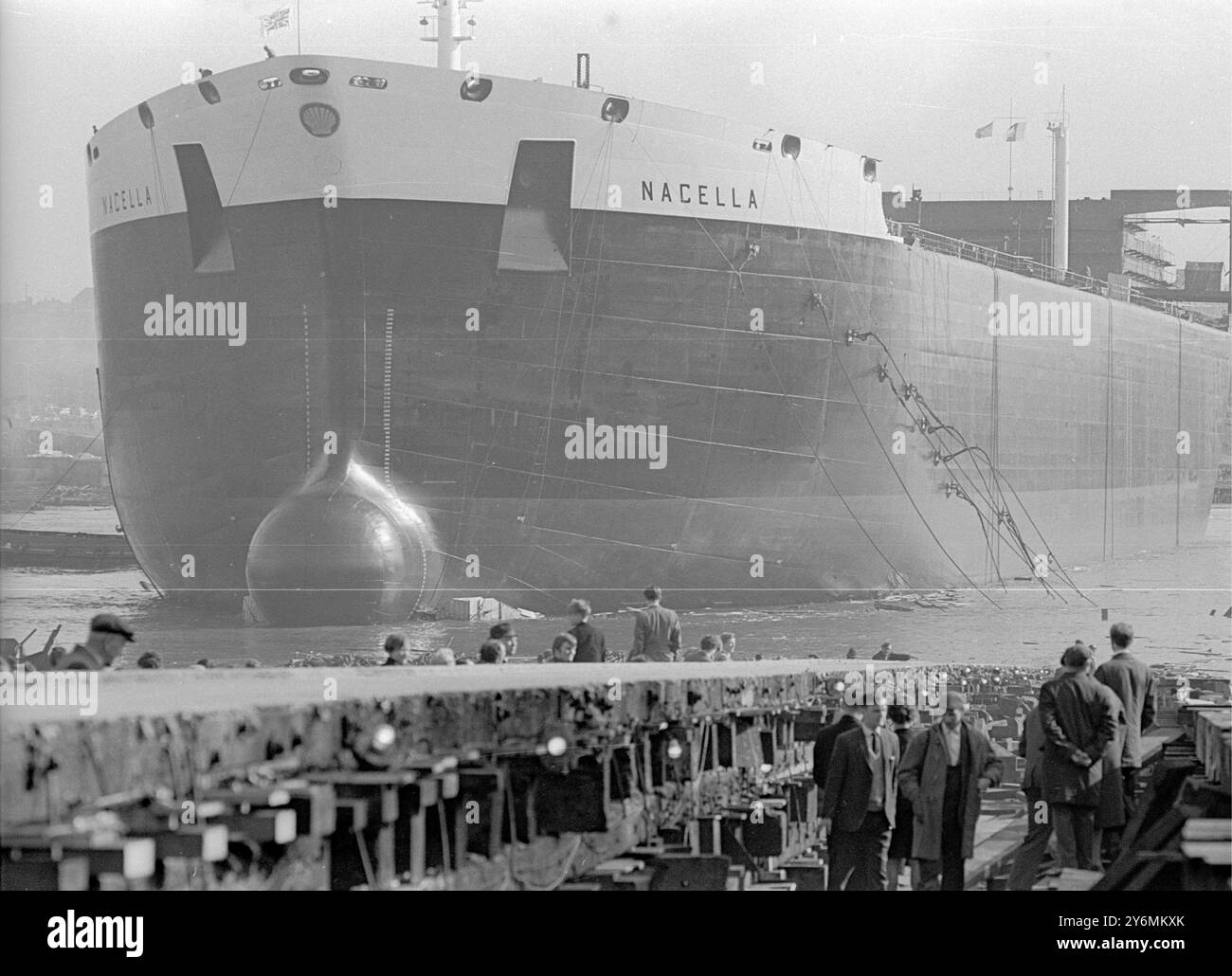 Wallsend-on-Tyne, Angleterre : le pétrolier de 115 250 tonnes 'Nacella' glisse hier sur le chantier naval de Swan Hunter et tyne Shipbuilders Limited. Le navire a été construit pour la société écran allemande. 29 mars 1969 Banque D'Images