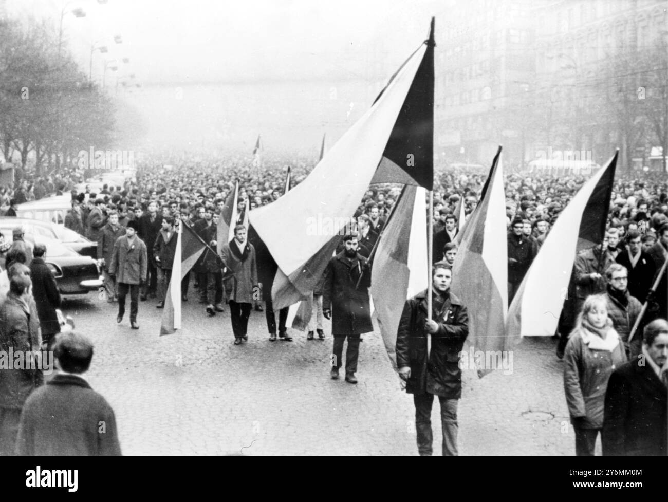 Prague : étudiants et autres sympathisants marchant à Prague le 23 janvier portant le drapeau national tchèque Prague : étudiants et autres sympathisants marchant à Prague le 23 janvier portant le drapeau national tchèque dans une marche de deuil pour Jan Palach l'étudiant de 21 ans décédé le 19 janvier, trois jours après avoir incendié lui-même deux pour protester contre l'occupation russe au large de la Tchécoslovaquie. De vastes foules sont attendues à ses funérailles ici aujourd'hui et la police et les troupes ont été enrôlées pour les contrôler et comme précaution contre d'éventuelles émeutes en janvier Banque D'Images