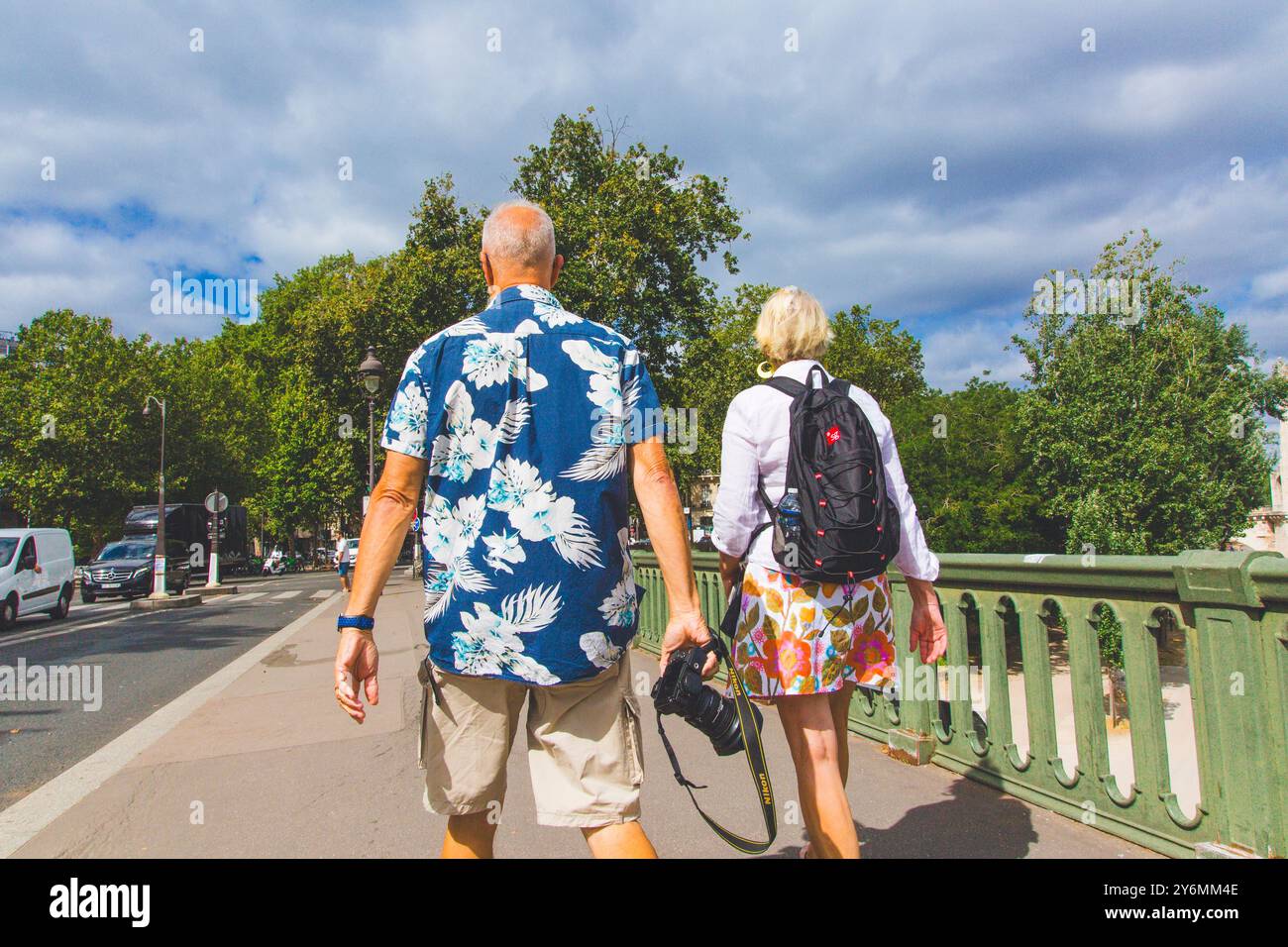 France, ile-de-France, Paris. Couple senior, l'homme avec un appareil photo et une chemise hawaïenne. Banque D'Images