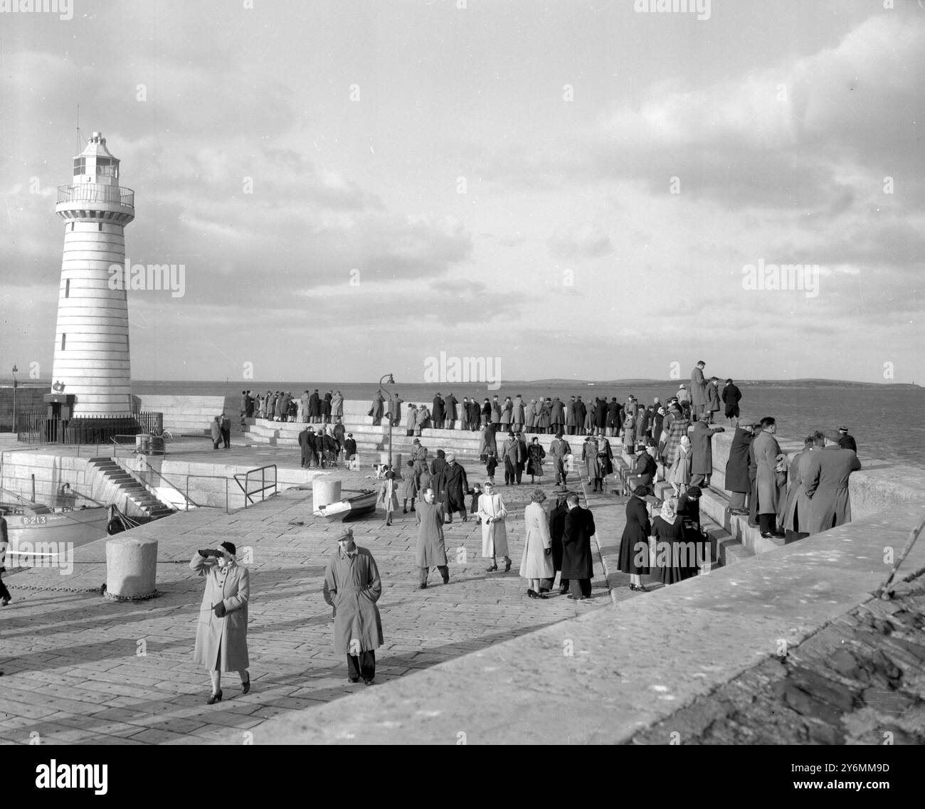 Donnaghadee, Irlande du Nord : des groupes de personnes attendent en silence l'arrivée des navires amènent des survivants et des corps de la zone dans laquelle le ferry britannique Princess Victoria a coulé après avoir sombré dans une tempête dans la mer d'Irlande. Également dû à Donnaghadee était un canot de sauvetage qui est allé sur les lieux de la catastrophe dans laquelle 128 personnes sont soupçonnées de s'être noyées. 2 février 1953 Banque D'Images