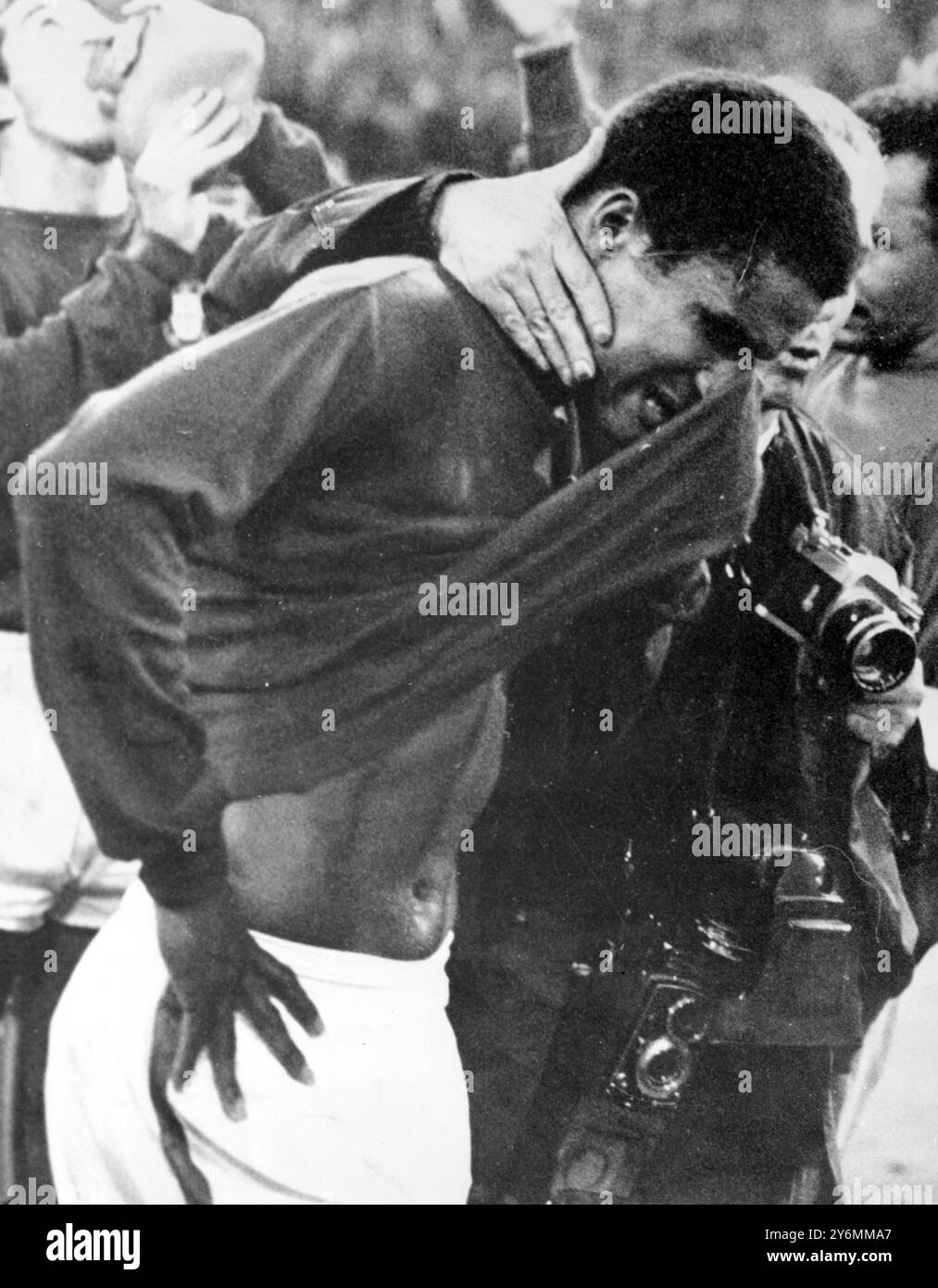 1966 Coupe du monde Angleterre - Portugal Eusebio du Portugal pleure alors qu'il quitte le terrain après que l'Angleterre ait battu le Portugal 2-1 lors de la demi-finale de la Coupe du monde à Wembley. 26 juillet 1966 Banque D'Images