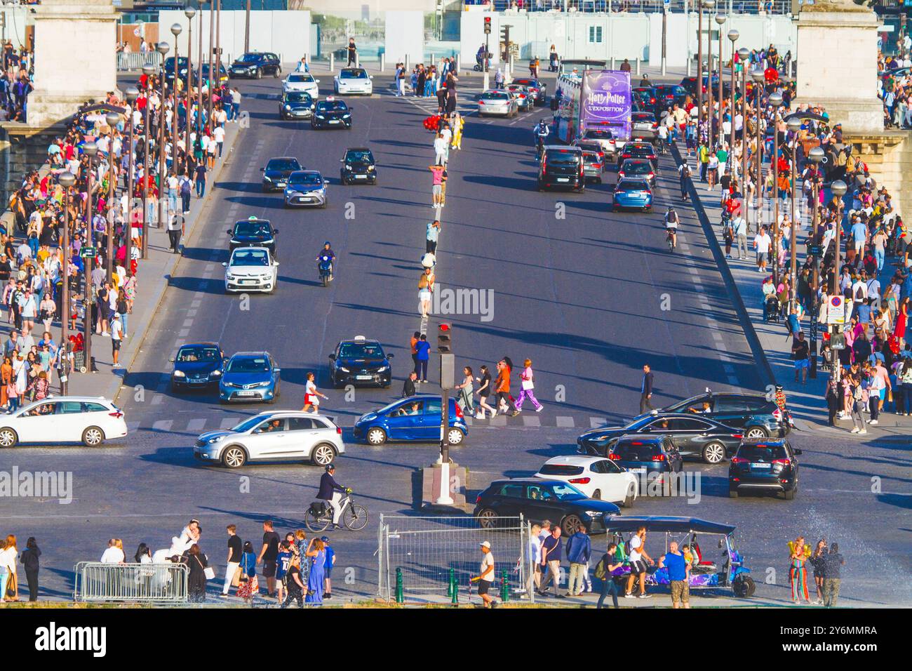 France, ile-de-France, Paris, pont d'Iena, foule de touristes, les Instagrammers se photographient sur la ligne blanche, dans l’axe de la Tour Eiffel Banque D'Images