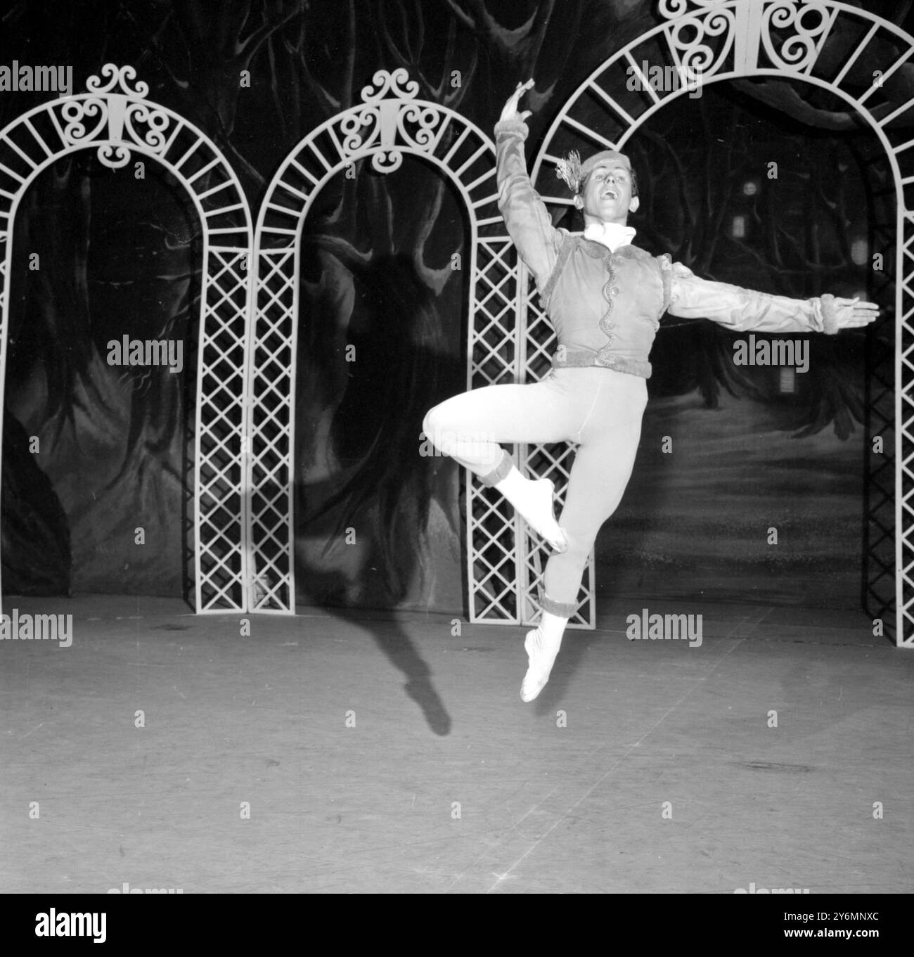 Londres : Wayne Sleep de Plymouth Devon, dix-sept ans, élève d'une école de ballet royal, est montré sur scène au Royal Opera House, Covent Garden lors des répétitions d'aujourd'hui de 'Las Patineurs', dans lesquelles il apparaîtra au Royal Opera House demain en matinée annuelle de l'étudiant le 8 juillet 1966 Banque D'Images