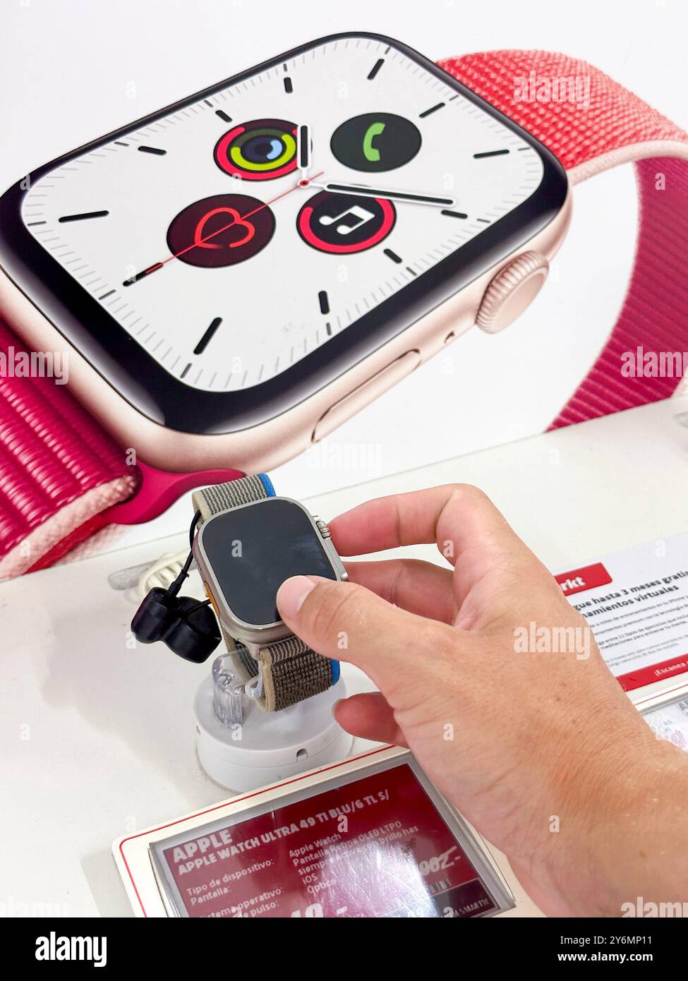 Étagère présentant une Apple Watch dans un supermarché Banque D'Images