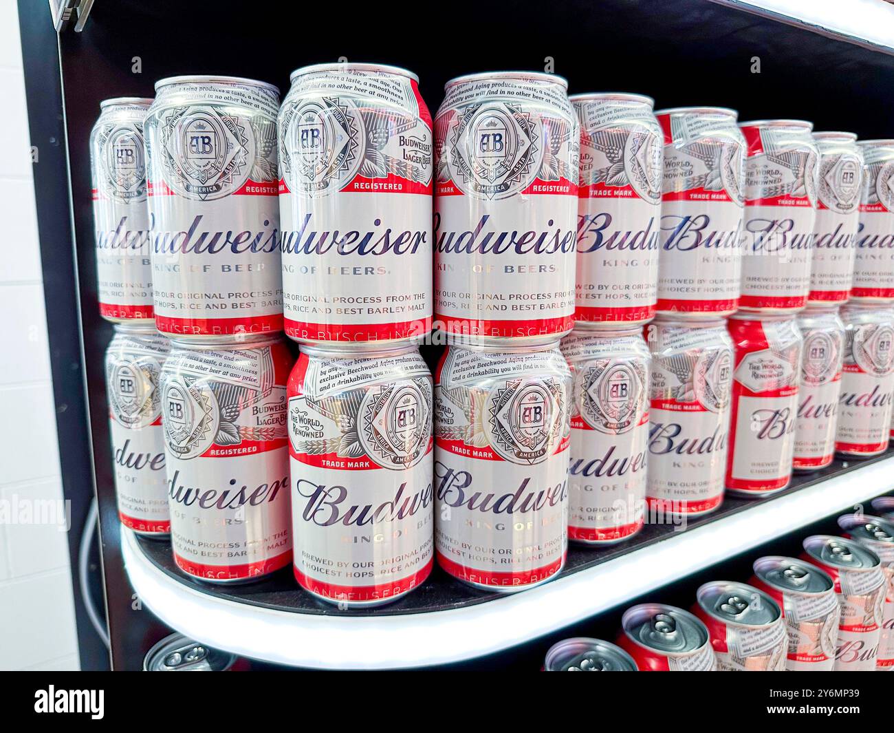 Bière Budweiser dans une allée de supermarché Banque D'Images