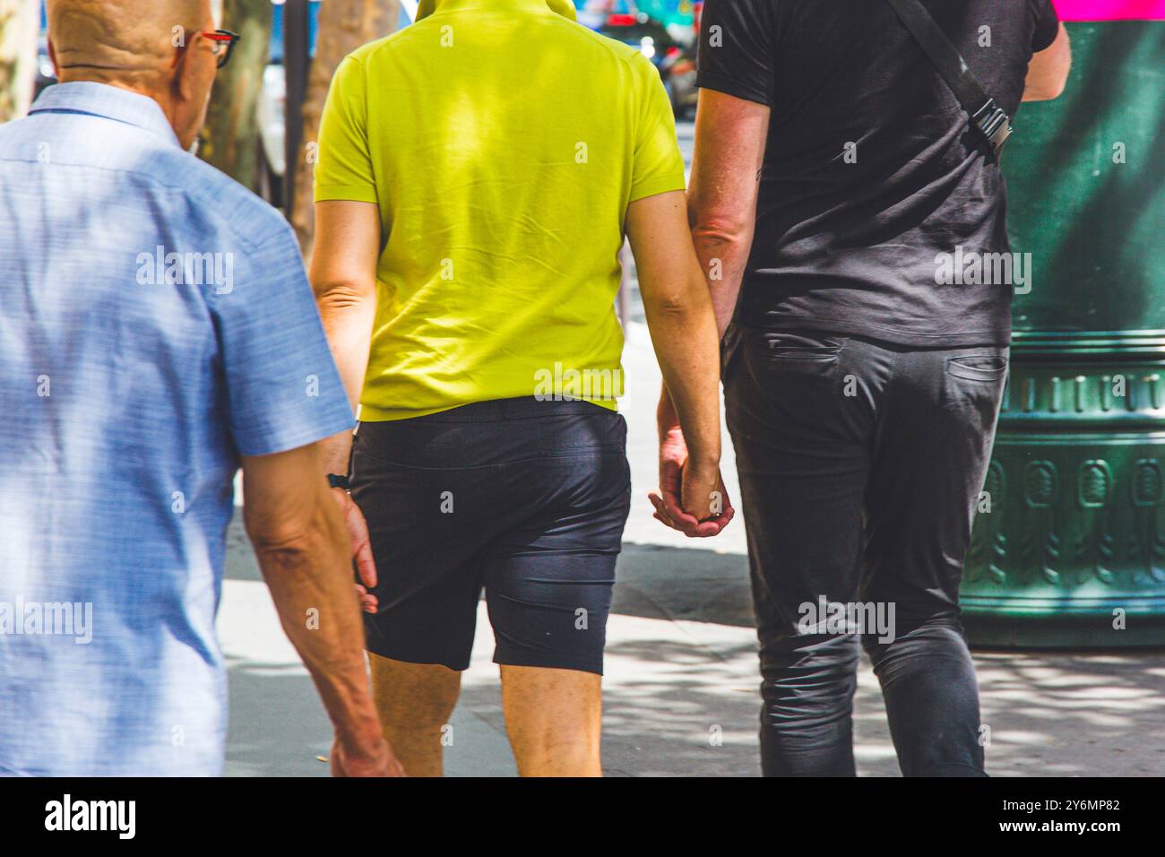 Couple homosexuel, par derrière, marchant et se tenant la main dans les rues de Paris Banque D'Images