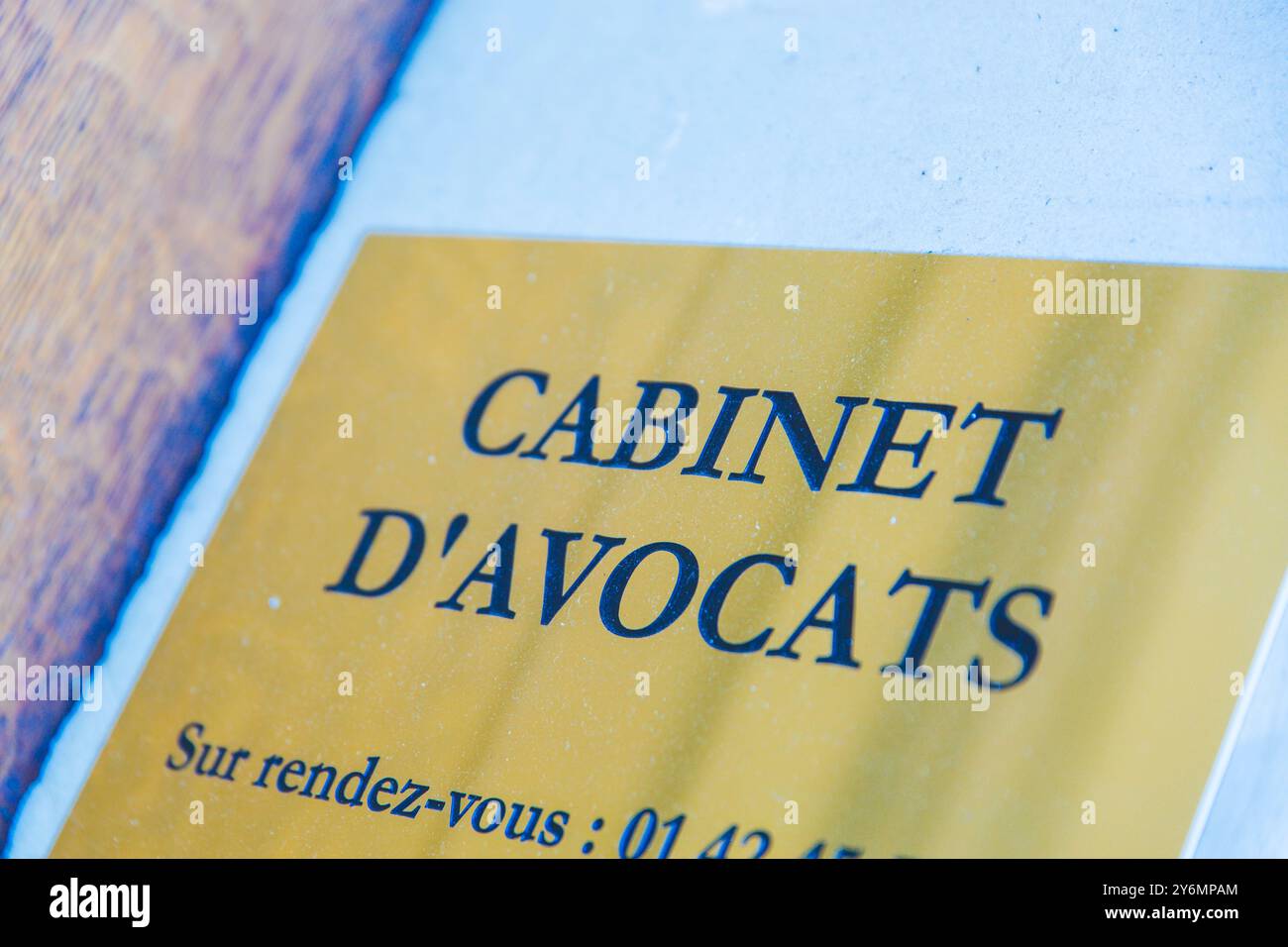 Plaque d'un cabinet d'avocats sur un mur Banque D'Images