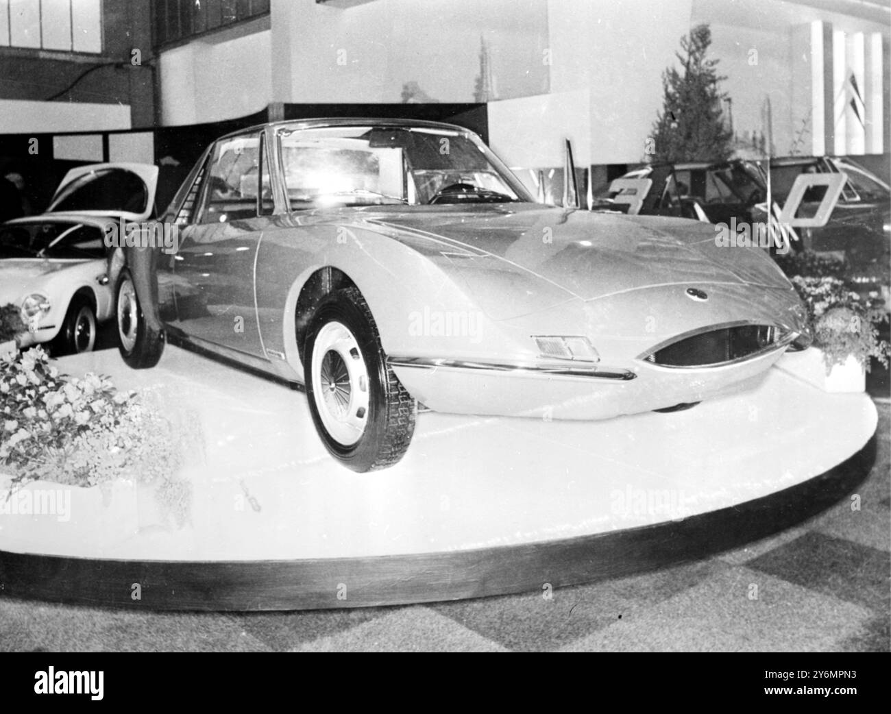 Genève, Suisse les principales caractéristiques du 37e salon de l'automobile de Genève qui l'a inaugurée le 9 mars sont les voitures de sport et de haute performance. Une voiture dans la catégorie est cette Ford Matra 530 l'un des 15 nouveaux venus au salon. Il a une vitesse maximale de 172 mph. 11 mars 1967 Banque D'Images