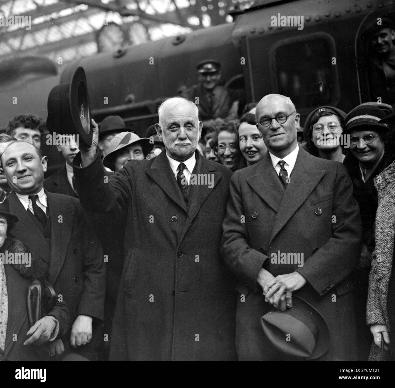 À Waterloo en revenant d'Amérique. Mr. George Lansbury et Mr. Alfred Salter, député 4 juin 1936 Banque D'Images