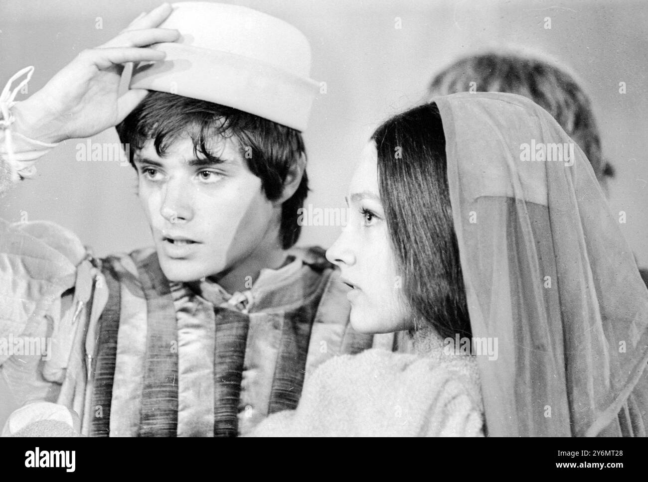Rome, Italie : la plus jeune Juliette professionnelle... En costume sont Olivia Hussey, 15 ans, et Leonard Whiting, 16 ans, tous deux originaires d'Angleterre, qui ont édicté Roméo et Juliette... Comme la contribution de l'Italie au programme Telstar Teevee 'Our World' qui a été vu dans 24 pays différents... Olivia est la plus jeune 'Juliette' à jouer le rôle professionnellement. 27 juin 1967 Banque D'Images