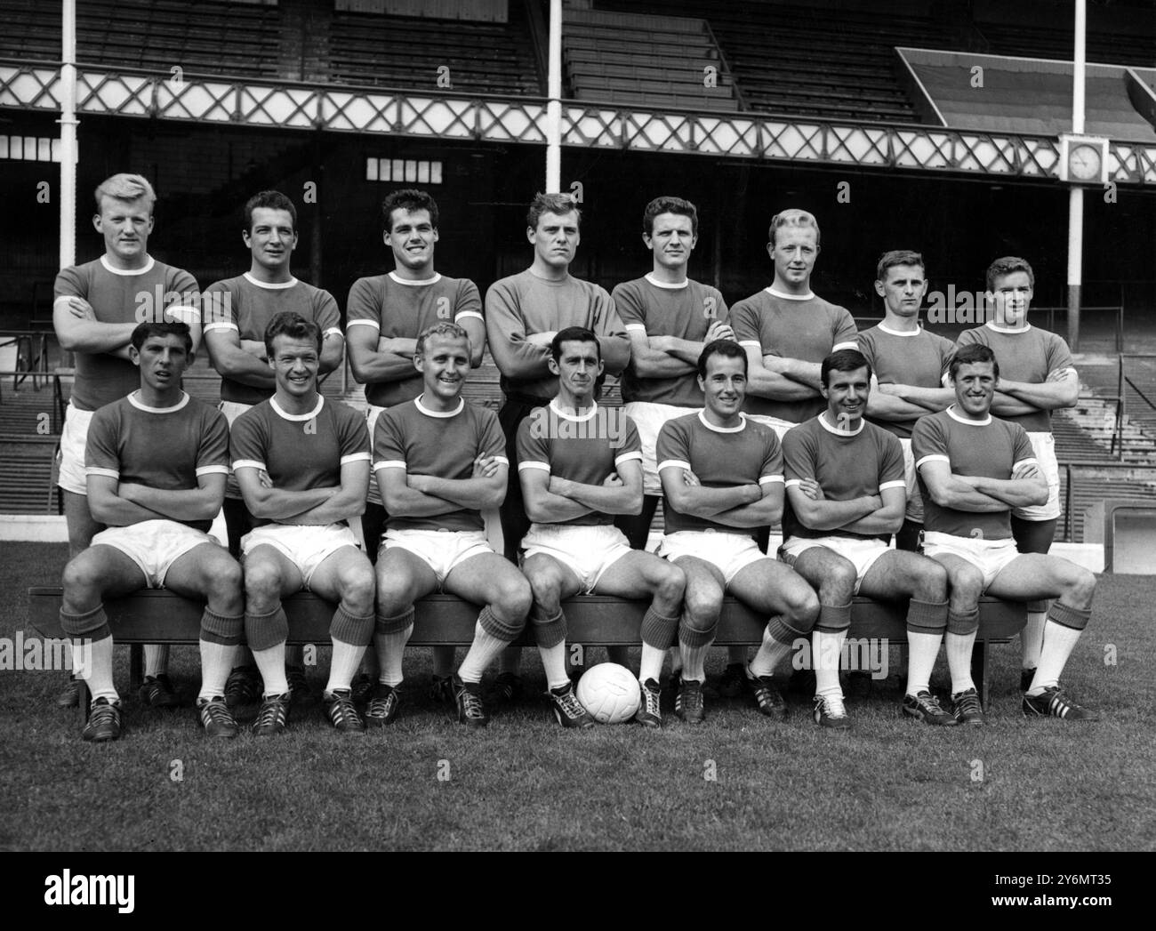 Everton Line-up 1962-63. Rangée arrière de gauche à droite- James Gabriel (demi-arrière) ; Alex Parker (arrière complet) ; Frank Wignall (avant) ; Gordon West (gardien de but) ; Brian Labone (demi-arrière); George Heslop (demi-dos) ; M Meagan (dos complet) ; et Colin Green (dos complet). Rangée avant - de gauche à droite - Raymond Veall (avant) ; William Bingham (avant) ; Alexander Young (avant) ; Roy Vernon (avant) ; Denis Stevens (avant); George Thomson (arrière) et Brian Harris (arrière à moitié). 21 août 1962 Banque D'Images