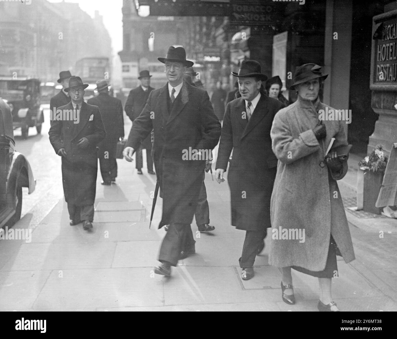 M. Eamon de Valera, président de l'Eire, a traversé Piccadilly sans être reconnu lorsqu'il a quitté son hôtel pour la Chambre des communes pour les pourparlers anglo-irlandais reportés de plusieurs jours en raison des crises du Cabaret avec M. J.W. Dulanty, haut-commissaire de l'Eire. 23 février 1938 Banque D'Images