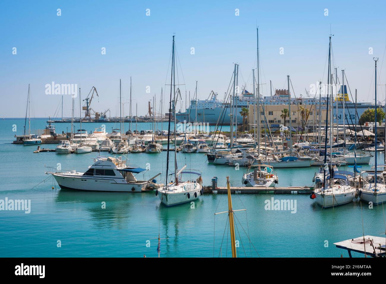 Port d'Héraklion, vue sur le port de la vieille ville vers le port d'Héraklion contenant des ferries, Héraklion (Iraklio), Crète Banque D'Images