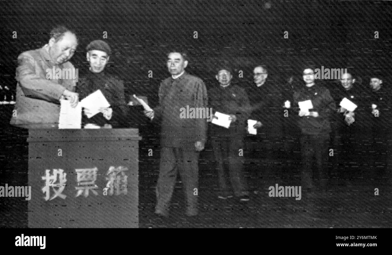 Pékin : le neuvième Congrès national du parti communiste chinois a pris fin victorieuse dans l'après-midi du 24 avril. Et le neuvième comité central du parti communiste chinois a été élu lors de la session plénière du 24 avril. Photo montre le grand leader, le président Mao et son proche camarade en armes vice-président Lin Piao, camarades Chou en Lai, Chen po Ta, Kang Sheng, Chiang Ching, Chang Chun Chiao, et Wen Yuan votant pour élire le neuvième comité central du parti. 25 avril 1969 571842 Banque D'Images