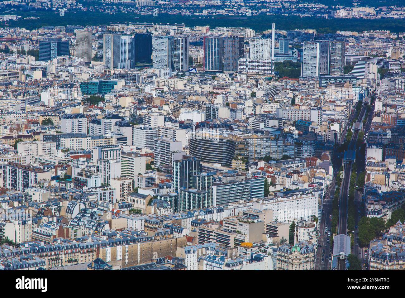 France, ile-de-France, Paris, 15ème arrondissement. En arrière-plan, le quartier du Grenelle, ses tours et la cheminée du Front de Seine ou Grenelle. AE Banque D'Images