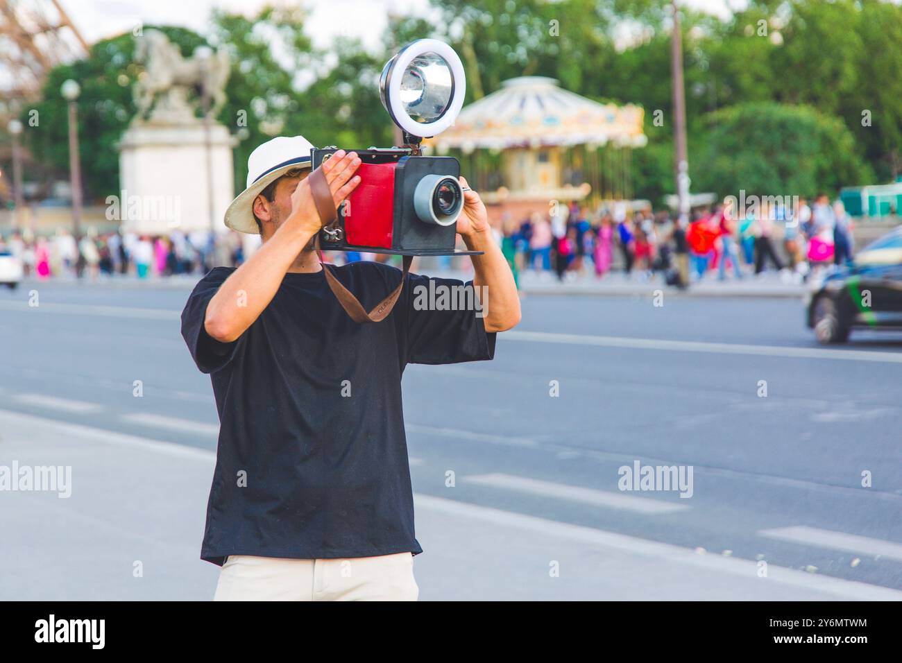 France, ile-de-France, Paris, Tour Eiffel, photographe professionnel avec un drôle d'appareil photo Banque D'Images