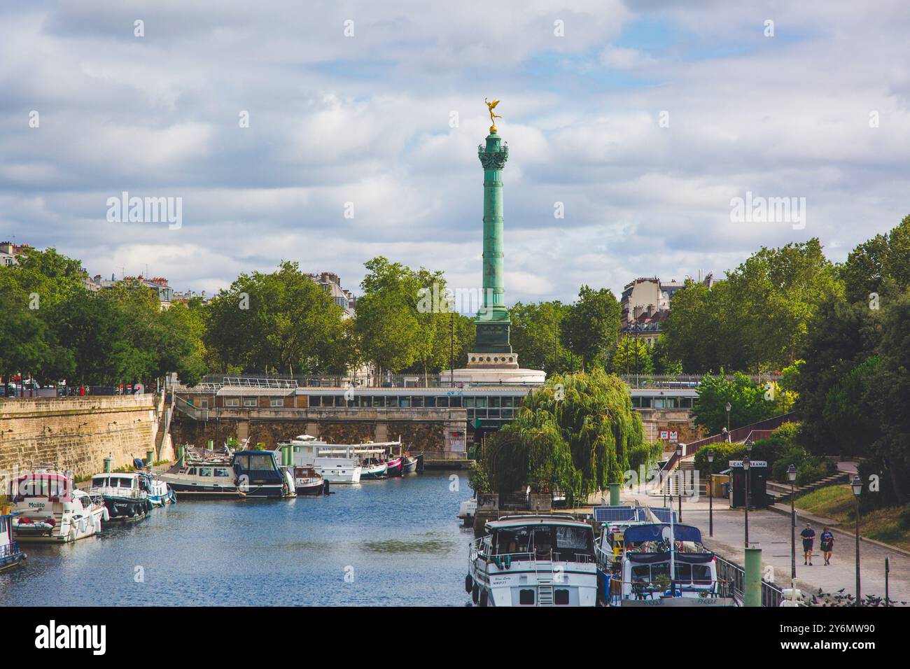 France, ile-de-France, Paris, canal Saint-Martin, place de la Bastille et colonne de juillet en arrière-plan Banque D'Images