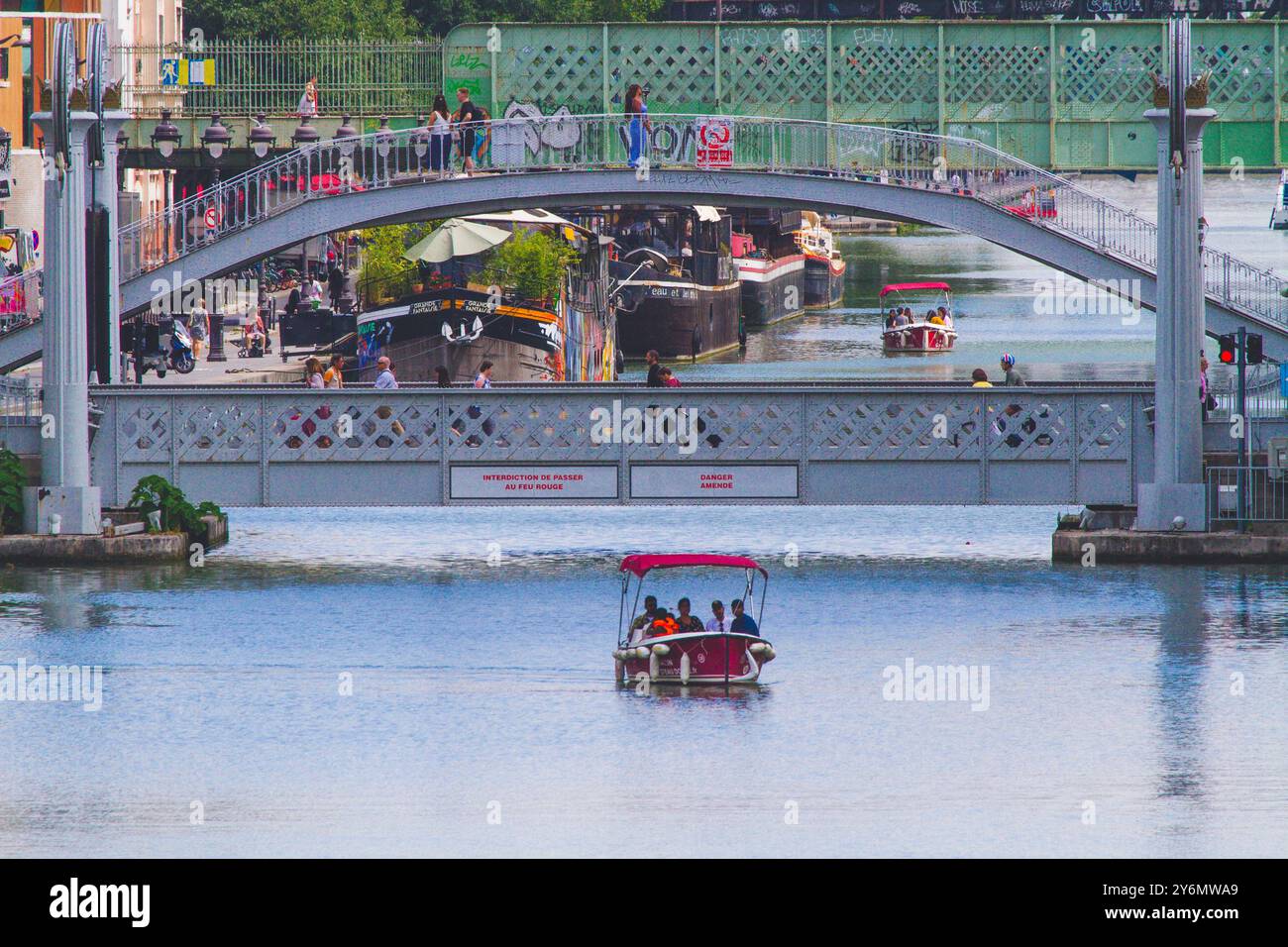 France, Ile-de-France, Paris, canal Saint-Martin, location de bateaux électriques Banque D'Images