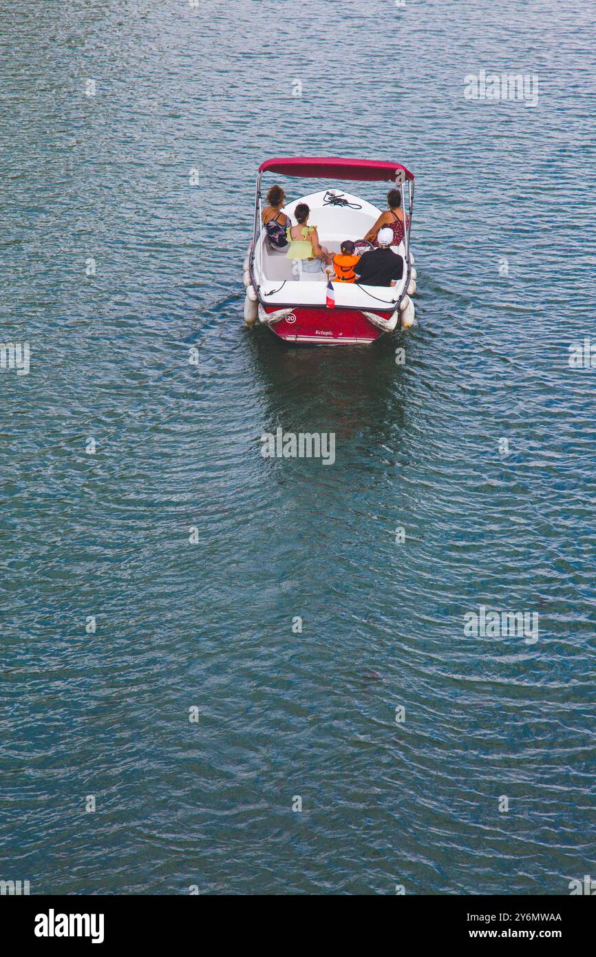 France, Ile-de-France, Paris, 19ème, canal Saint-Martin, location de bateaux électriques Banque D'Images