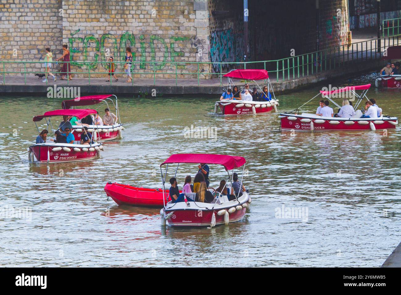 France, ile-de-France, Paris, canal Saint-Martin, bateau électrique à louer Banque D'Images