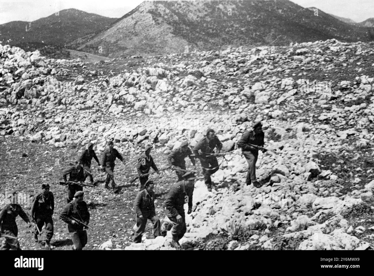 Sur une montagne balayée par le vent et enneigée dans le centre de la Grèce, l'armée grecque a, depuis quelques semaines, conçu le coup écrasant final sur les bandits communistes qui depuis plus d'un an contrôlent presque l'un des districts les plus importants de Grèce, la montagne de Ghioa. 30 avril 1949 Banque D'Images