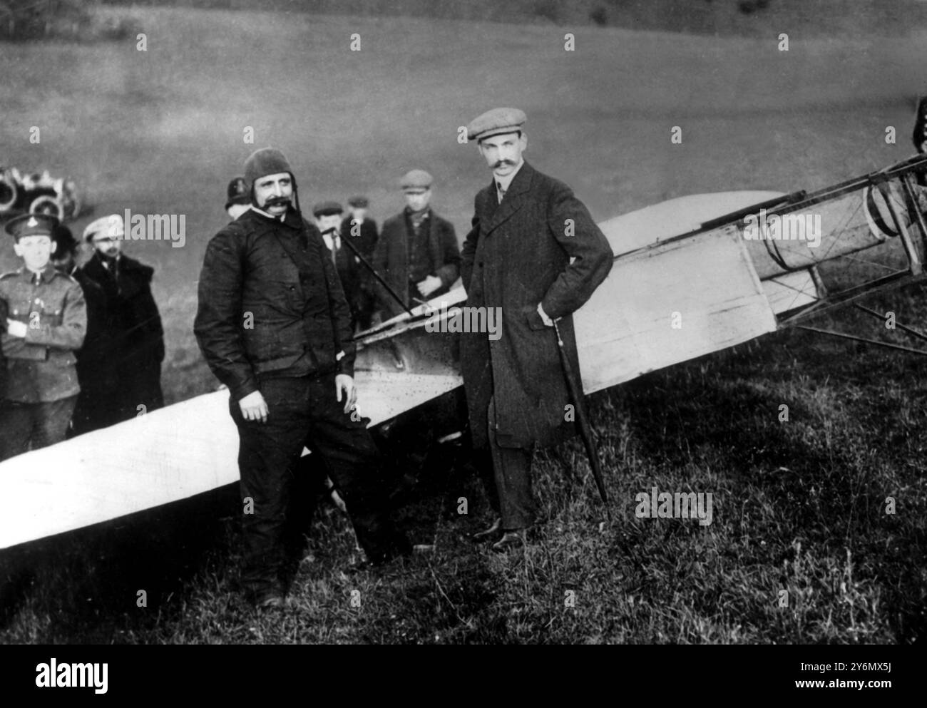 Blériot, en kit de vol, photographié à côté de son avion à Douvres après l'atterrissage, son vol mémorable en toute sécurité. Banque D'Images