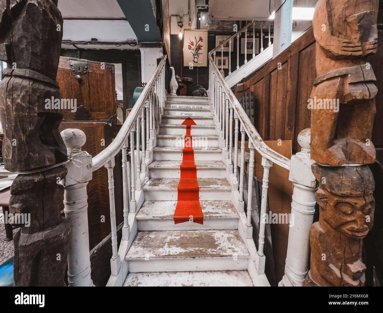 Belgique, Bruxelles, bel escalier, avec une flèche rouge dans un magasin d'antiquités Banque D'Images