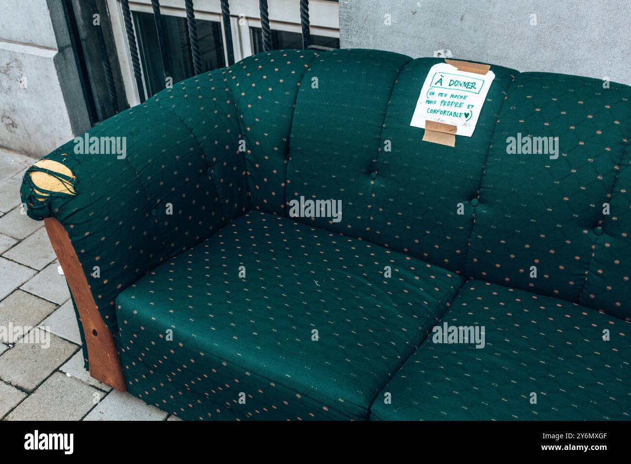 Belgique, Bruxelles, canapé en mauvais état, avec une affiche drôle. Banque D'Images