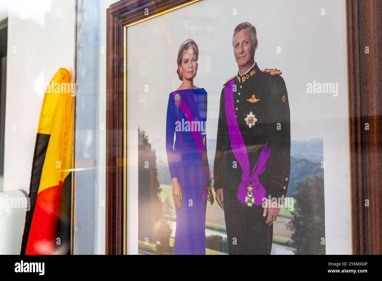 Belgique, Bruxelles, le roi Philippe et la reine Mathilde de Belgique en portrait à côté d'un drapeau belge Banque D'Images