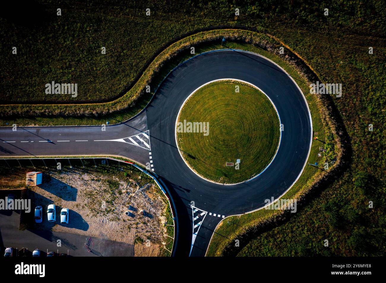 Vue aérienne d'un rond-point avec seulement deux entrées Banque D'Images