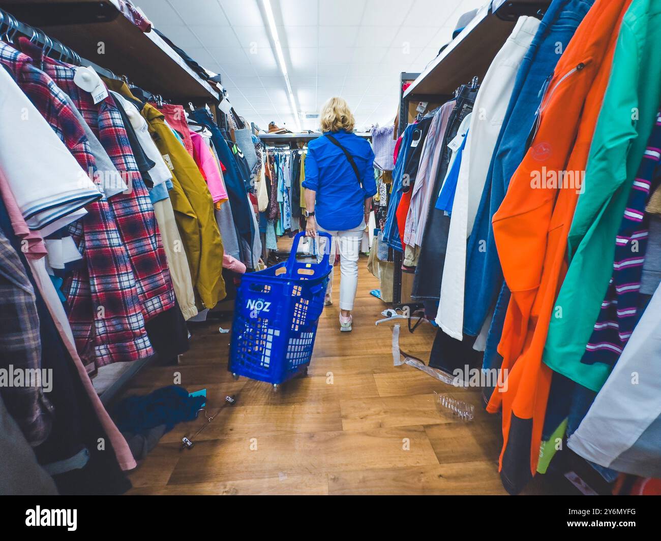 Femme blonde avec un panier dans un magasin Noz Banque D'Images