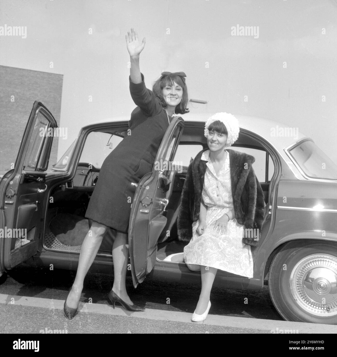 Aéroport de Londres : cette torride et ardente star américaine de la chanson et de la danse, Chita Rivera (à gauche) qui est si aimée du public du théâtre britannique pour sa performance dans "West Side Story" et Bye Bye Birdie", est photographiée ici aujourd'hui avec sa sœur tout aussi exotique Louta Del Rivera. Les sœurs qui sont arrivées d'un week-end à Paris, restent avec l'actrice britannique de comédie musicale Anne Rodgers, avec qui Chita a récemment co-joué dans une production de Broadway de 'Zanda', la version musicale de 'The Prisoner of Zenda' avec Alfred Drake Alas les filles restent ici seront courtes, pour Chita prévoit de revenir à th Banque D'Images