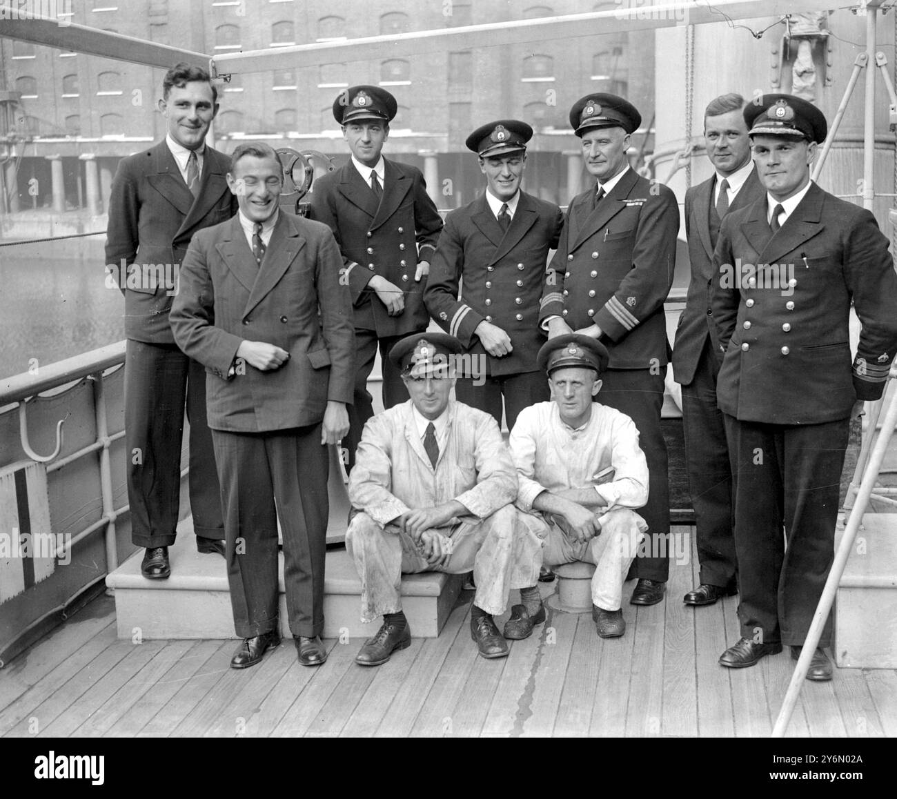 'Discovery II' St Katherine Dock à la veille de sa quatrième mission en Antarctique. Debout, de gauche à droite : - sous-lieutenant Marchesi, Dr J.R. Strong, Liuet T.H. Oates, R.N.R. Lieut H. Kirkwood, ing Comm W.H. Horton, M. G.E.R. Deacon, Lieut L. C. Hill. Assis:- R.G. Goureay et E. Porteous, ingénieurs. 1er octobre 1935 Banque D'Images