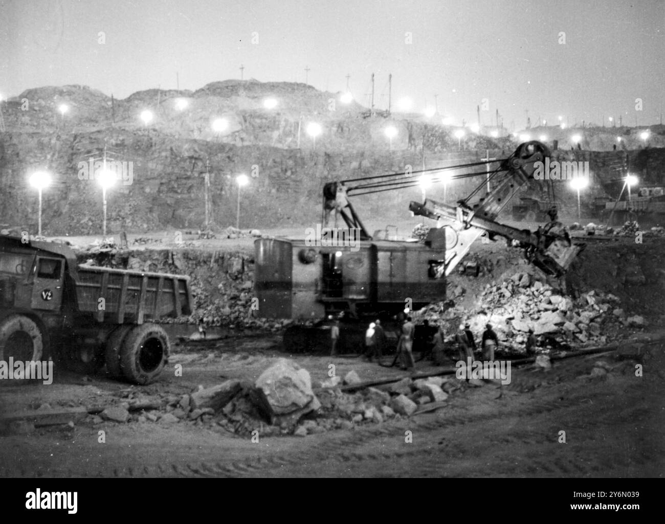 Construction d'un milliard de dollars de barrage d'assouan. Assouan, UAR : la construction du haut barrage d'Assouan continue 24 heures sur 24, et ici, sous un feu de projecteurs, le travail se poursuit toute la nuit. Le quart de jour est réservé aux réparations d'entretien et à la préparation des charges à enflammer pendant le quart de nuit. 1962 Banque D'Images